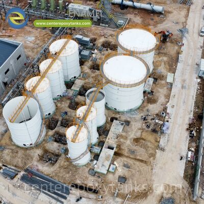 Przykręcane stalowe zbiorniki jako silosy do przechowywania paszy dla bydła: wytrzymałe pojemniki do przechowywania dużych ilości paszy dla zwierząt gospodarskich na ranczach komercyjnych.